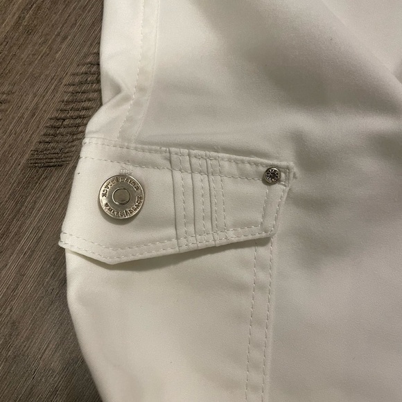 White House black market size 4 - Picture 2 of 6